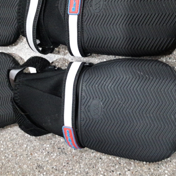 NEW NEVER WORN XXL DOG BOOTS with Tread. 4 pieces. - Picture 3 of 4